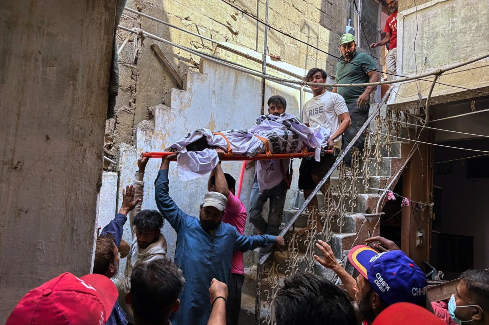 Karachi building collapse after blast kills 16: Pakistan officials