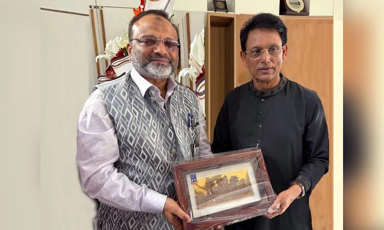 DU VC pays courtesy call on Education Minister