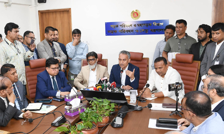 Shipping minister for completing ongoing projects within stipulated timeframe