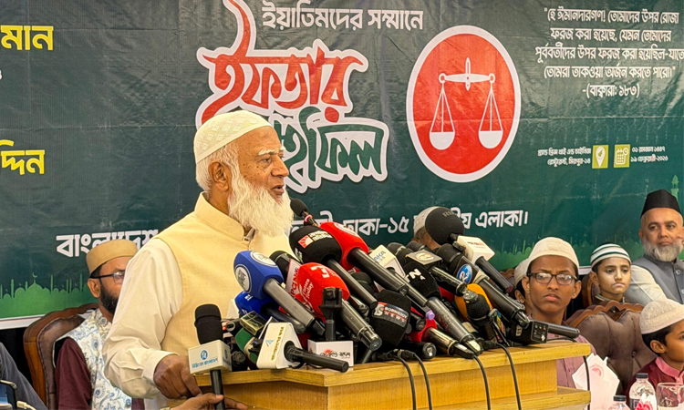 Opposition leader joins Iftar with orphans