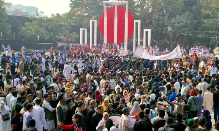 Nation pays homage to language martyrs at Shaheed Minar