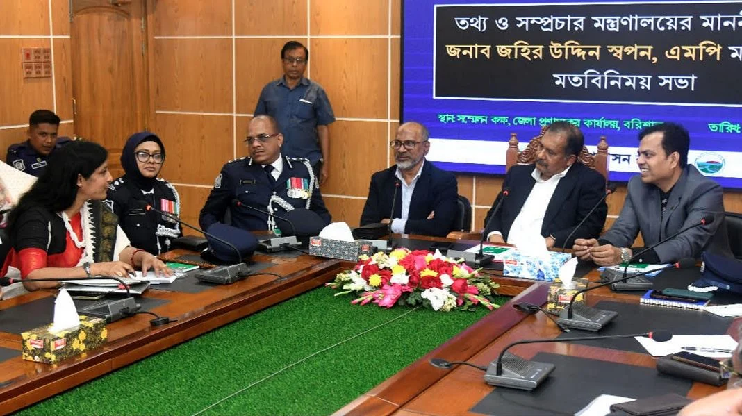Swapan exchanges views with information officers in Barishal