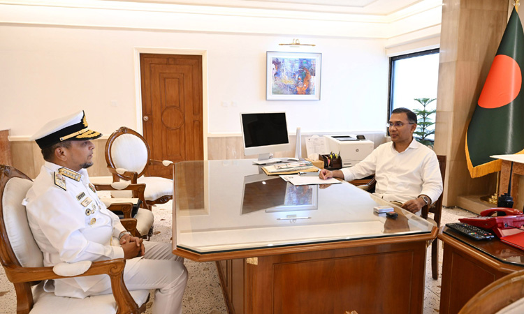 Navy chief calls on PM