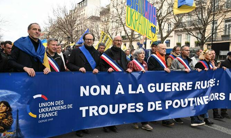 Hundreds rally in Paris to support Ukraine after four years of war