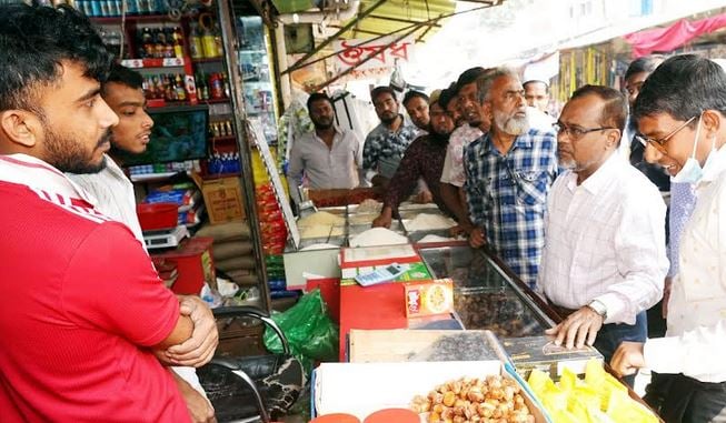 KCC conduct drives at kitchen markets in khulna  