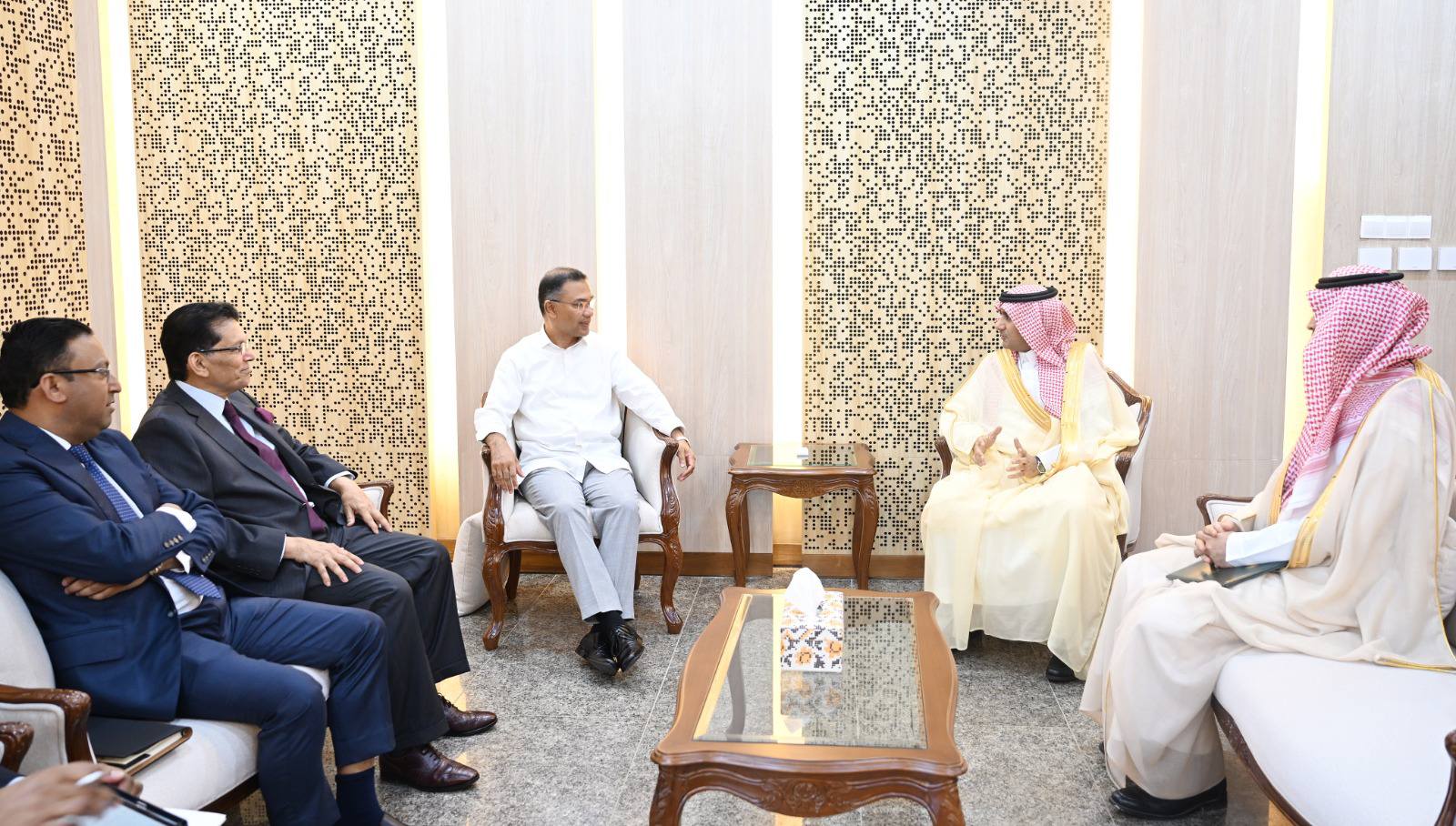 Many amazed to see PM at office so early