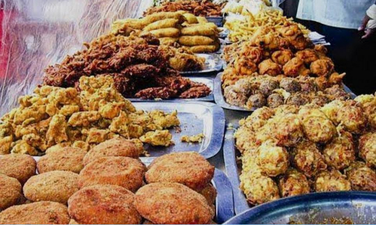 Khulna streets come alive with variety of Iftar items 