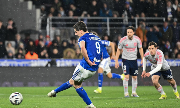 Strasbourg snap Lyon winning run in Ligue 1