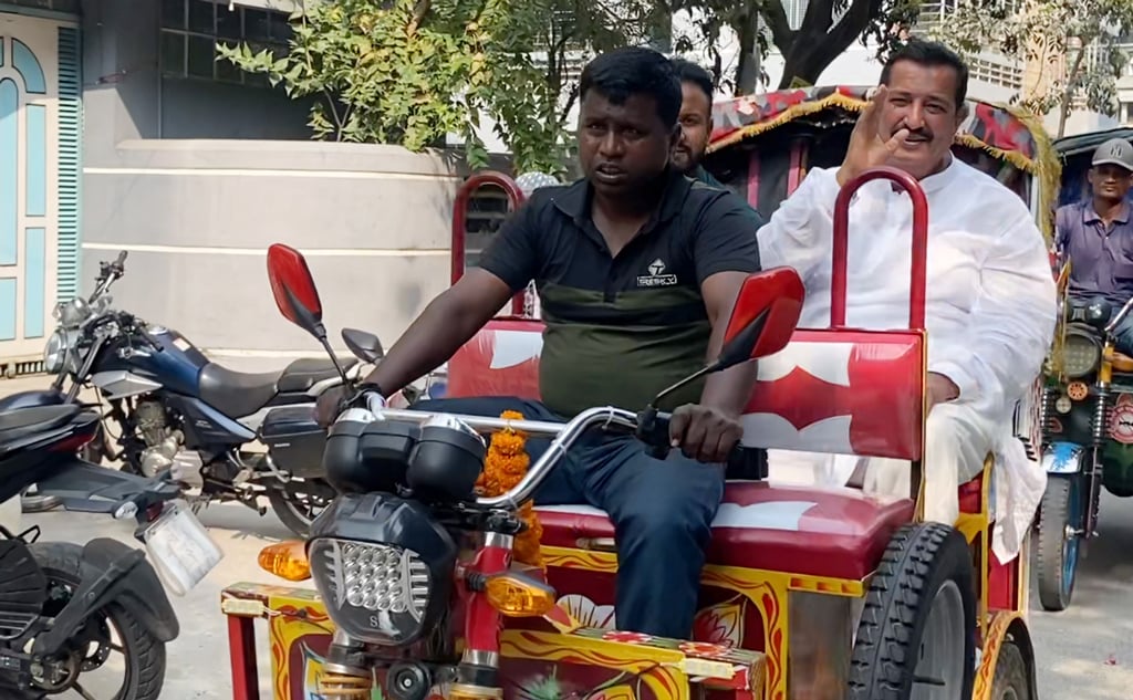 Land Minister Minu still travels by rickshaw in Rajshahi city