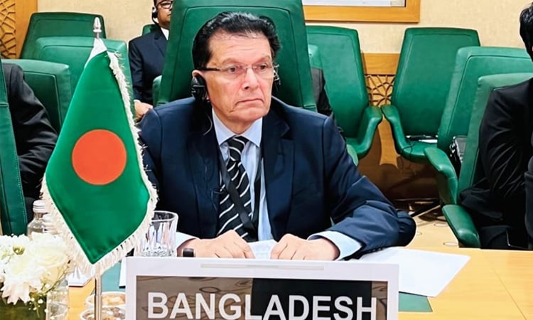 FM holds key OIC sidelines meetings 