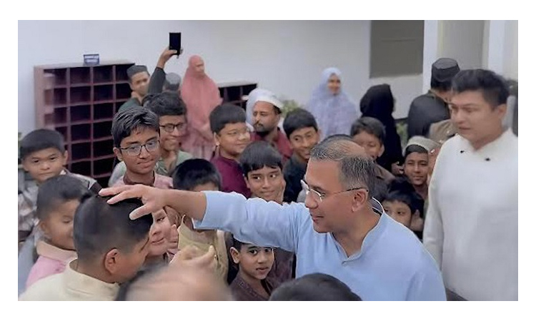 PM exchanges warm greetings with children after Jumu'ah prayers