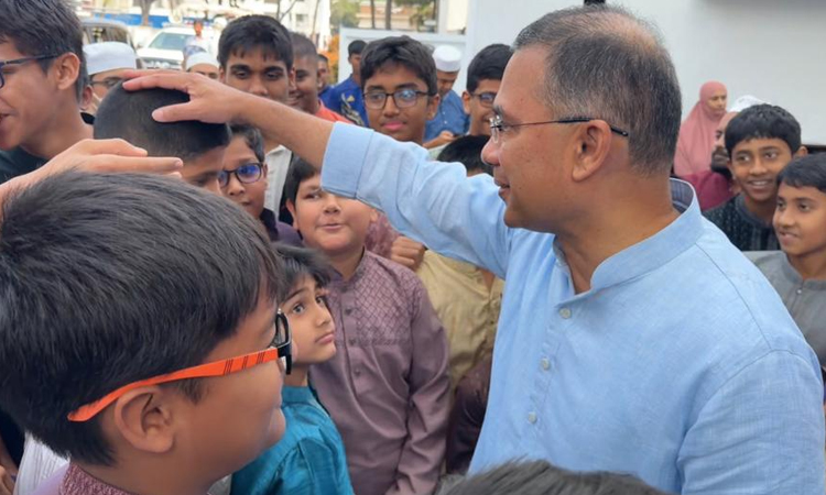 PM exchanges warm greetings with children after Jumu'ah prayers