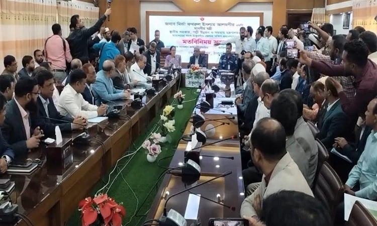 Mirza Fakhrul exchanges views with Thakurgaon district office heads