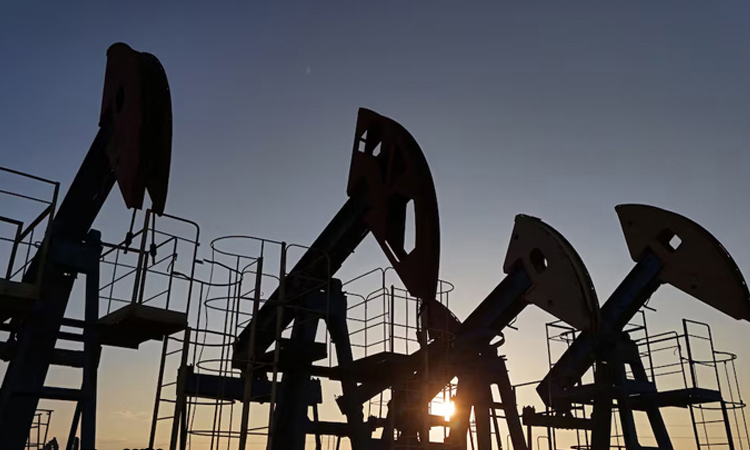 Oil price surges, stocks drop on Iran conflict