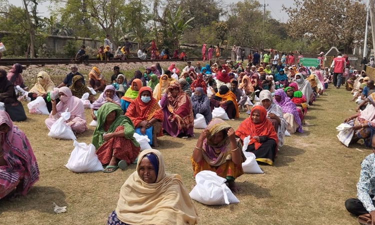 Vidyanondo's 'Roja'r Bazar' brings relief to underprivileged people in Rajshahi