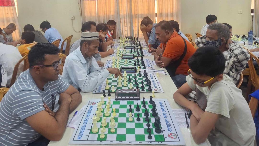 Twenty one players share lead