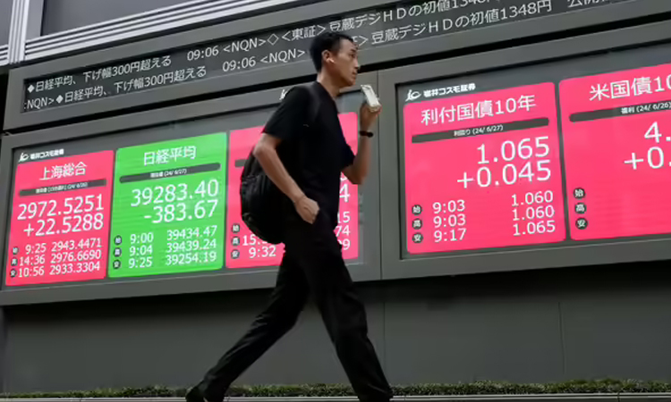 Asian stocks tumble further, oil extends gains as inflation fears grow