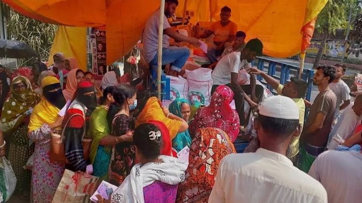 People throng at TCB truck in Khulna to buy essentials at subsidised prices