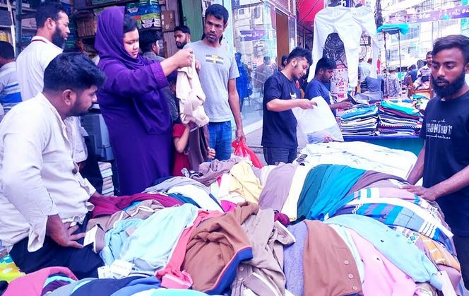 Middle-class shoppers flock to sidewalk stalls amid Eid rush