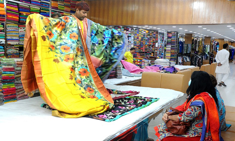 Eid shopping picks up pace in Narail