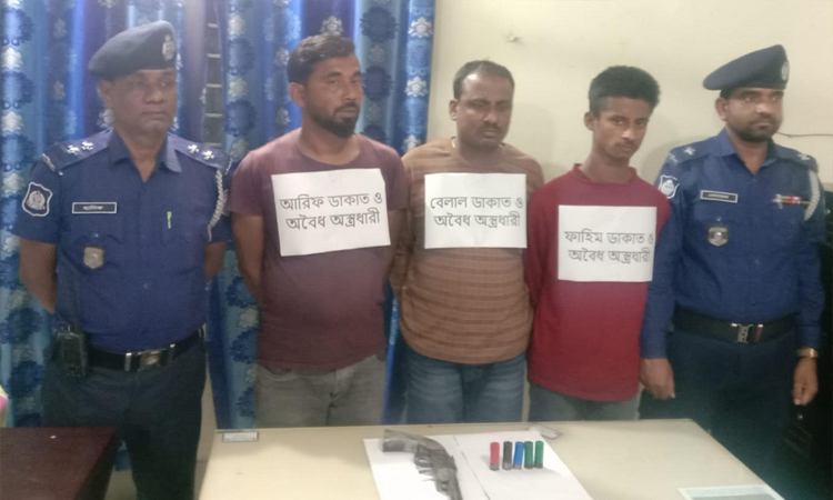 3 robbers held with arms, ammunition in Lakshmipur