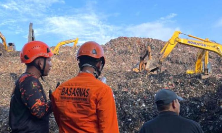 Indonesia landfill collapse kills four