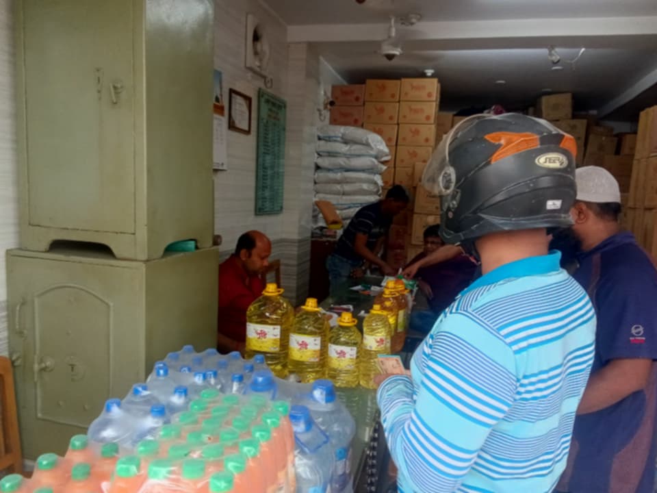 Edible oil price rises in Khulna markets, traders blame Iran war