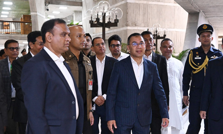 PM reaches House to join its first session 