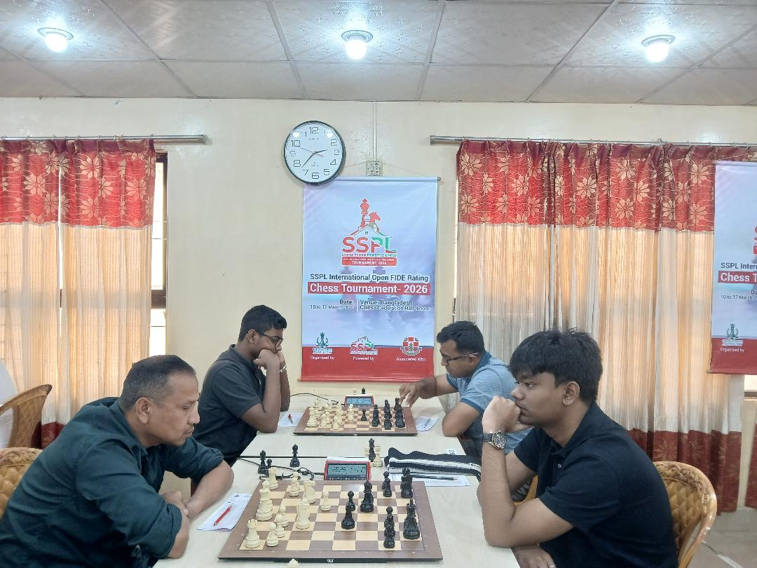 Twelve players share lead after 3rd round