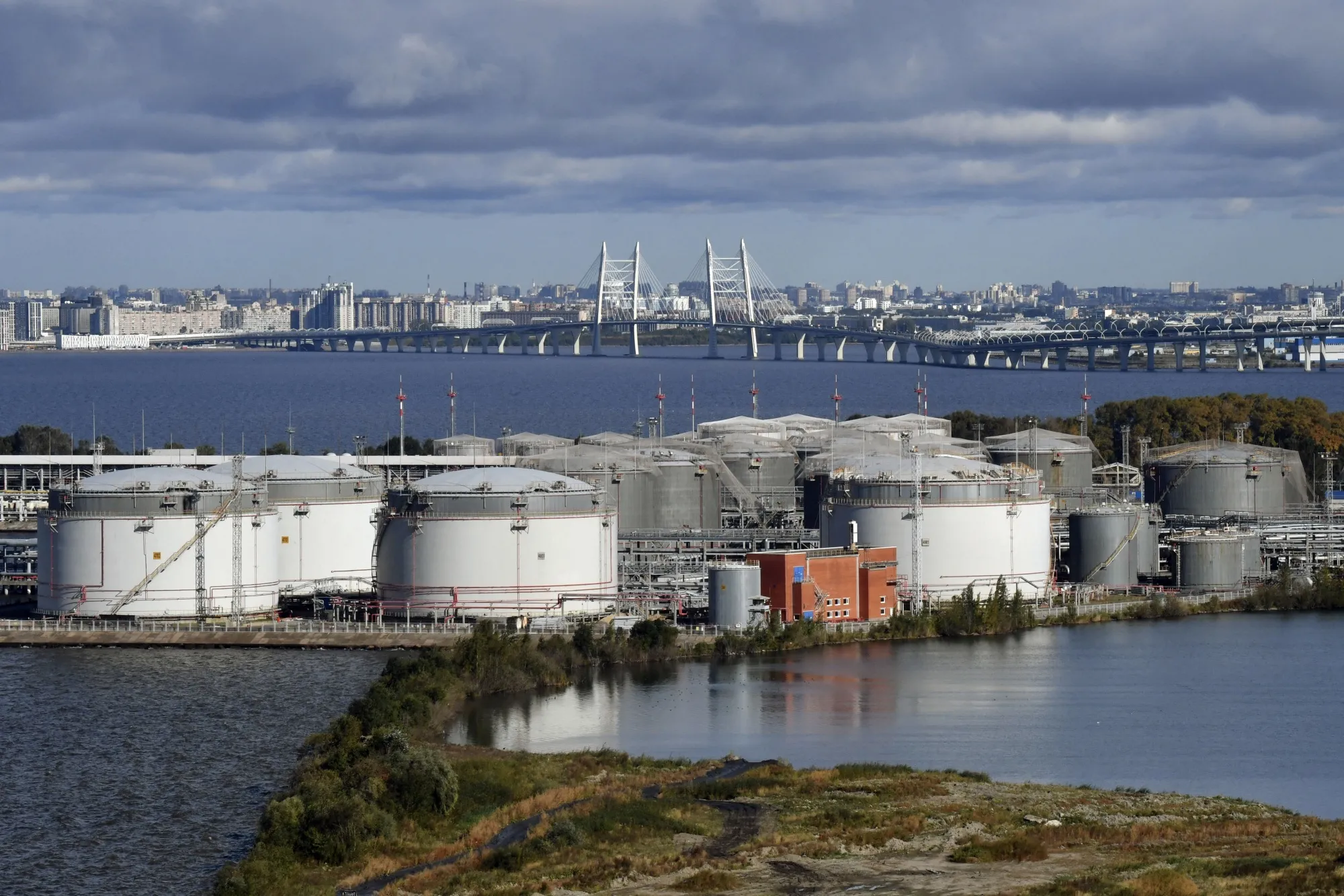 Moscow piles pressure on US over oil sanctions