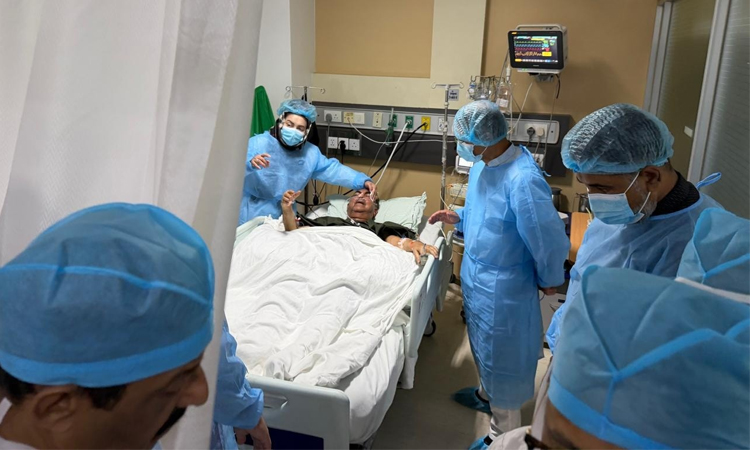 PM visits ailing Mirza Abbas at Evercare Hospital