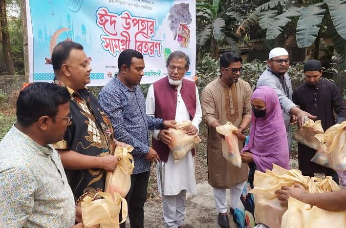 'Alokito Narsingdi' distributes Eid items among needy