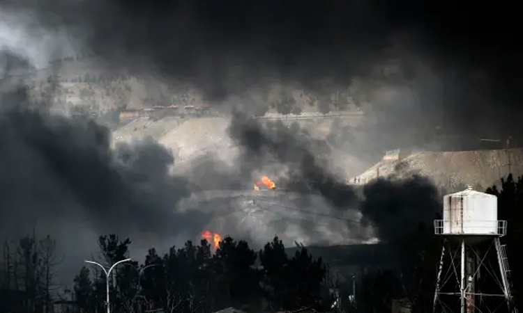 Iran, US threaten attacks on oil facilities