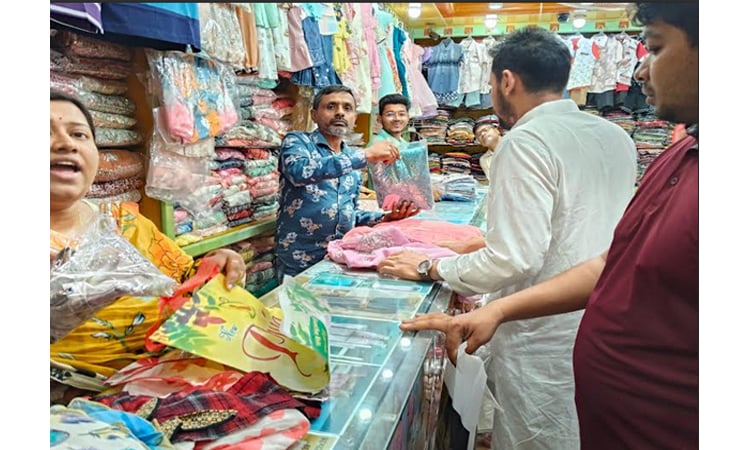 Khulna markets buzz with Eid shoppers