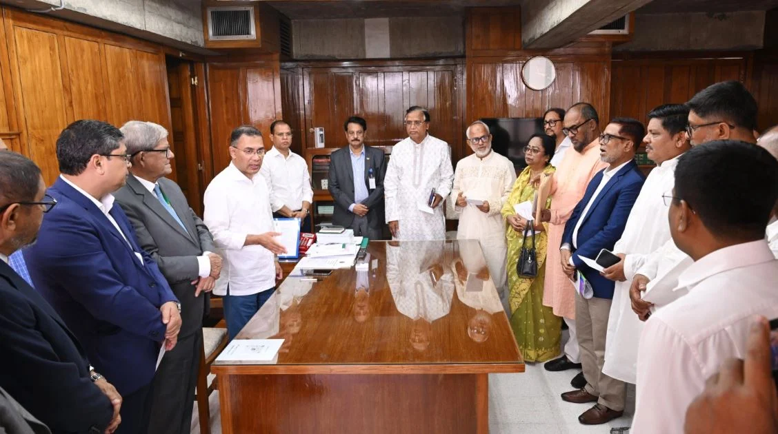 PM gives Tk 5,000 to each cleaner of city corporations as Eid gift 