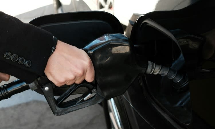 Oil hovers around $100, stocks mixed as Iran war rages