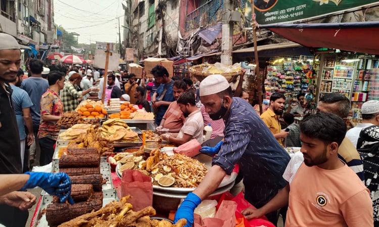 Devotees throng Old Dhaka Iftar markets even in final days of Ramadan