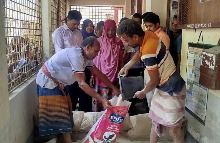 Govt distributes over 1,461.83 MT of rice in Khulna before Eid