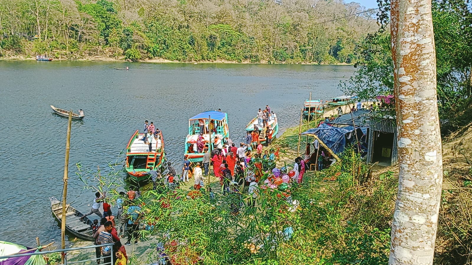 Thousands join holy bath of Maha Baruni at Kaptai 