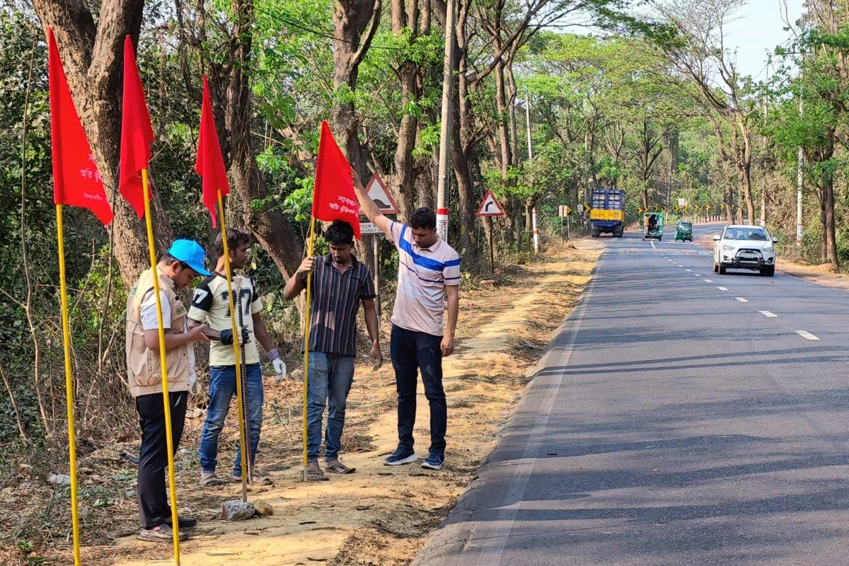 BRTA installs red flags at 9 risky bends on Ctg-Cox's Bazar highway