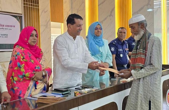 Eid aid distributed from PM’s relief fund in Narsingdi