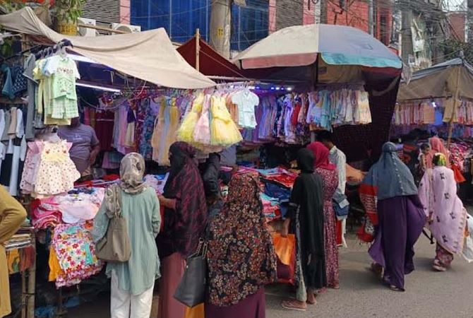 Crowds of low-income shoppers at footpath markets in Rajshahi