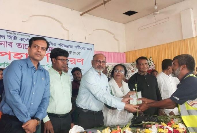 PM’s gifts distributed among BCC sanitation workers in Barisal
