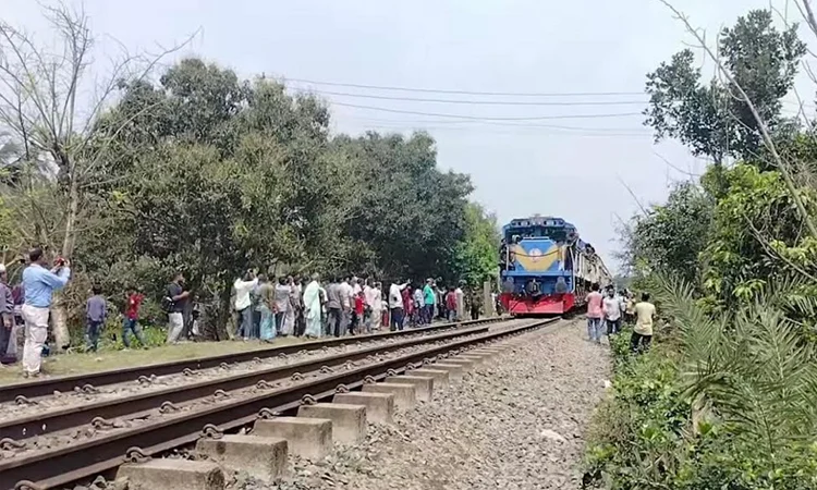 Train movement restored after 21-hour in Santahar