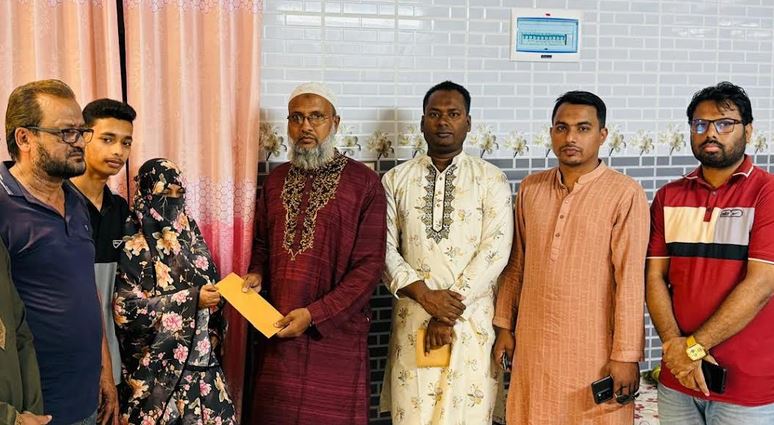 Amra BNP Paribar distributes Eid gifts to families of July martyrs in Feni