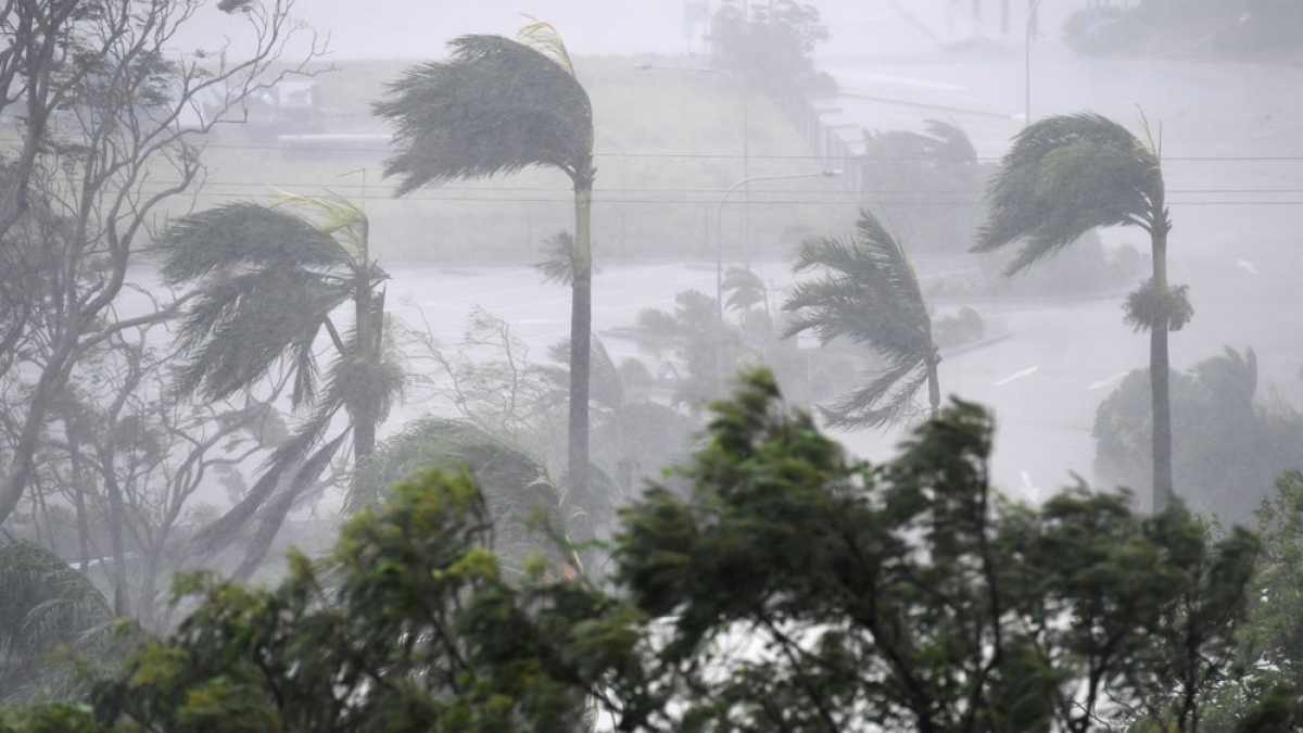 Tropical cyclone batters northern Australia