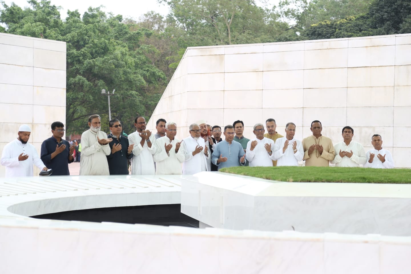 PM offers ziarat at his parents' graves