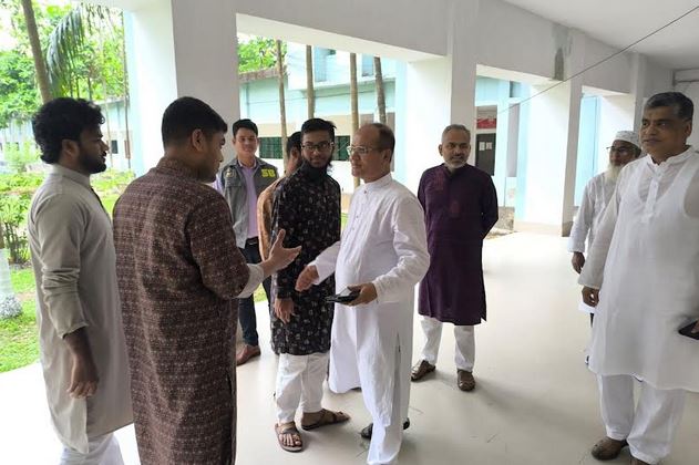 DU VC exchanges Eid greetings with teachers, students, employees 