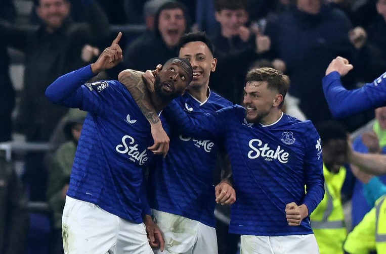 Liverpool, Chelsea slip up in Champions League race 