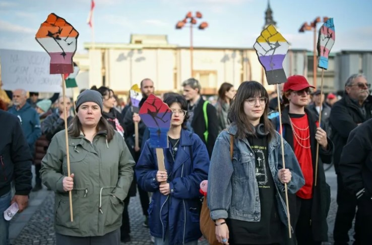 Slovenia votes in tight polls, with conservatives eyeing comeback